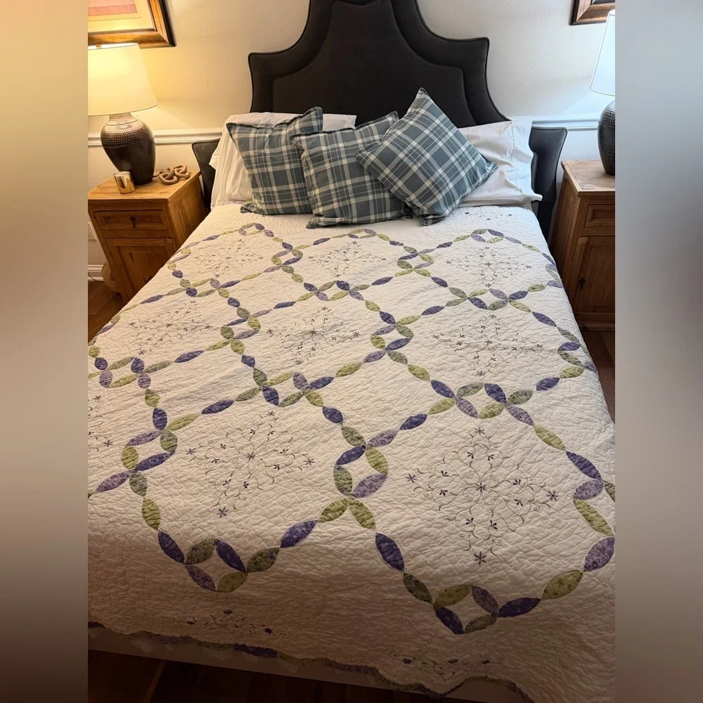 Elegant Vintage White and Purple Cottagecore Quilt - Picture 1 of 5